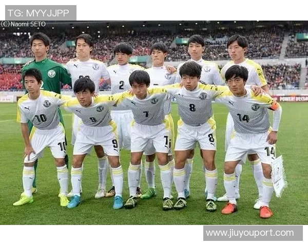 英超激战：里昂与利物浦战成平局红牌事件引发全场热议